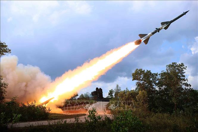 Tên lửa S-75M3 của Sư đoàn Phòng không 363 rời bệ phóng. Ảnh: An Đăng - TTXVN 