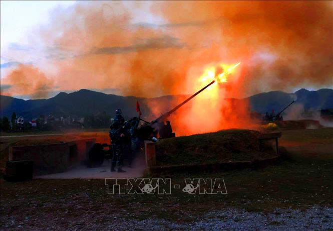 Pháo phòng không 57mm nổ súng tiêu diệt mục tiêu. Ảnh: An Đăng - TTXVN
