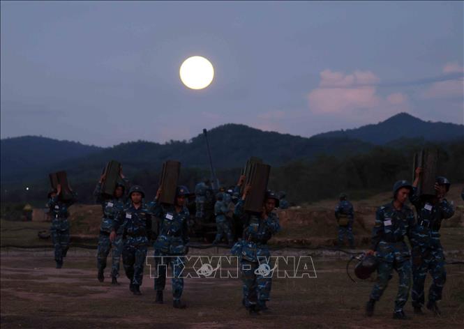 Cán bộ, chiến sĩ của lực lượng phòng không nỗ lực để hoàn thành tốt trong mọi thời gian, không gian. Ảnh: An Đăng - TTXVN


