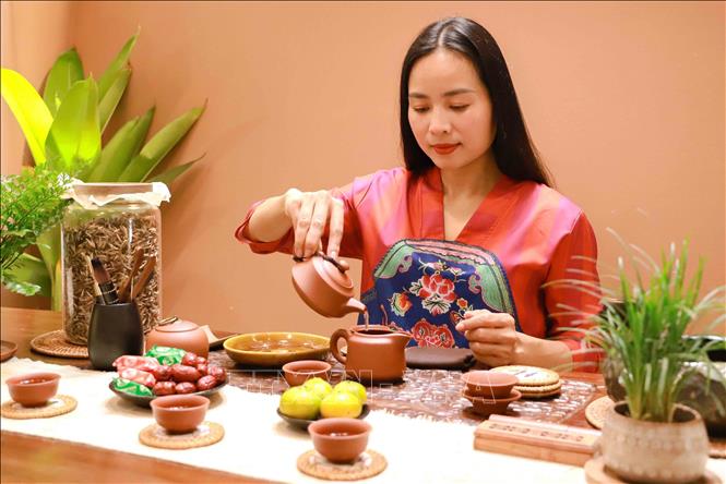 Chị Lâm Diệu Linh chăm chút, tỉ mỉ trong quá trình pha trà. Ảnh: Vân Chi/TTXVN phát