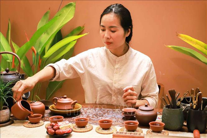 Đối với chị Lâm Diệu Linh, pha trà không chỉ là một công việc mà còn là một nghệ thuật đòi hỏi sự tập trung và tỉ mỉ cao độ. Ảnh: Vân Chi/TTXVN phát