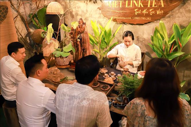 Nhiều người tìm đến chị Lâm Diệu Linh với mong muốn cùng nhau chia sẻ tình yêu, niềm đam mê đối với trà Việt. Ảnh: Vân Chi/TTXVN phát