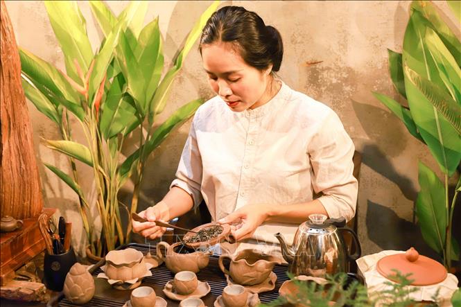 Chị Lâm Diệu Linh đong trà Đông Phương Mỹ Nhân Kolia - sản phẩm mà chị đang làm Đại sứ thương hiệu. Ảnh: Vân Chi/TTXVN phát