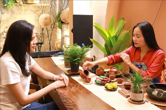 Chị Lâm Diệu Linh mong muốn thông qua trà đạo để mang đến cho những người phụ nữ khoảnh khắc bình yên, tĩnh lặng. Ảnh: Vân Chi/TTXVN phát
