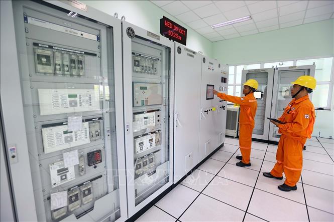 Công nhân trực vận hành tại nhà máy. Ảnh: Huy Hùng – TTXVN
