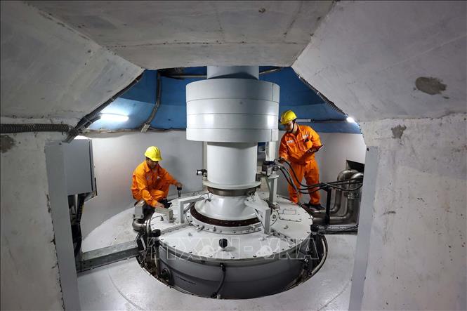 Công nhân kiểm tra tại khu vực tuabin của tổ máy. Ảnh: Huy Hùng – TTXVN