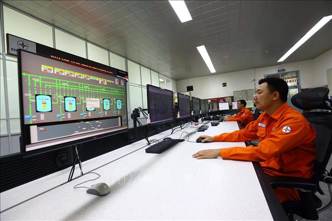 Vận hành tại phòng điều khiển trung tâm của nhà máy. Ảnh: Huy Hùng – TTXVN
