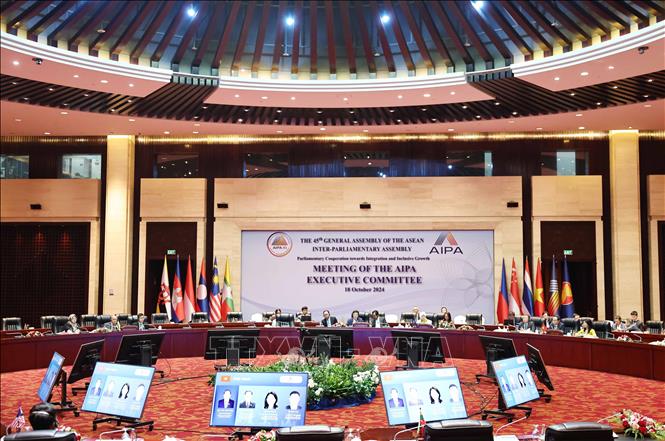 Chairman of the Vietnamese National Assembly Tran Thanh Man and other top legislators of the ASEAN Inter-Parliamentary Assembly’s member countries attended a meeting of the AIPA Executive Committee on October 18. VNA Photo: Thống Nhất