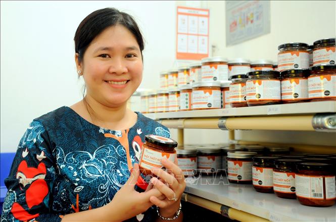 Nữ Tổng Giám đốc Chau Ngọc Dịu đưa thốt nốt An Giang xuất ngoại bằng 3 sản phẩm đường thốt nốt dạng sệt, dạng bột và dạng hạt Palmania. Ảnh: Công Mạo - TTXVN
