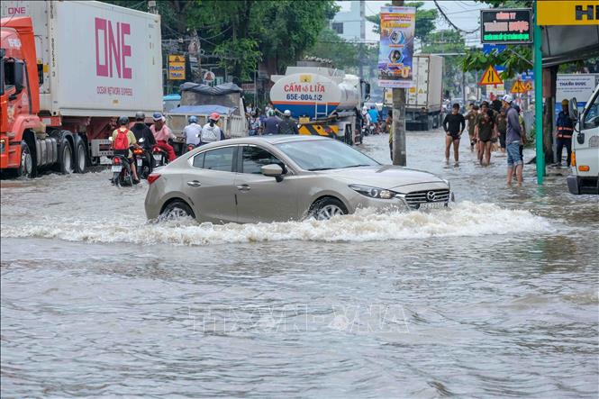 Triều cường ngày 18/10 tại thành phố Cần Thơ ở mức 2,20m, cao hơn báo động 3 là 20cm, gây ngập sâu nhiều tuyến đường ở các quận Ninh Kiều, Cái Răng, Bình Thủy. Ảnh: Thanh Liêm - TTXVN