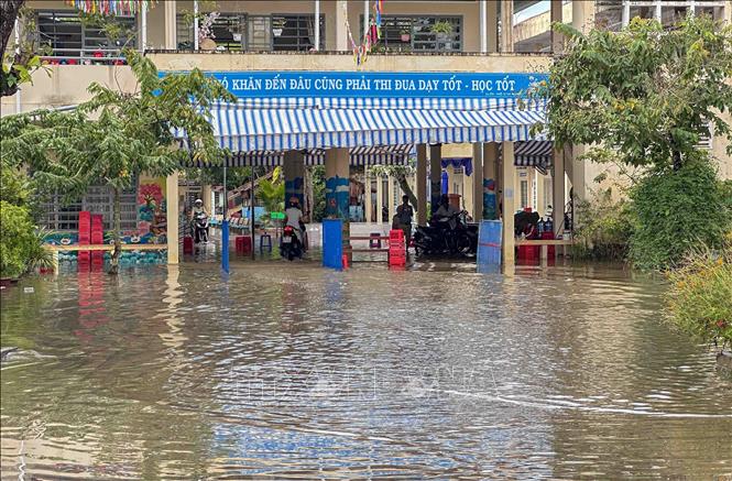 Triều cường gây ngập sân Trường tiểu học Bình Thủy trên đường Lê Hồng Phong, quận Bình Thủy. Ảnh: Thanh Liêm - TTXVN