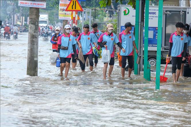 Triều cường gây ngập sâu trên đường Cách Mạng Tháng Tám, quận Bình Thủy ngày 18/10/2024. Ảnh: Thanh Liêm - TTXVN