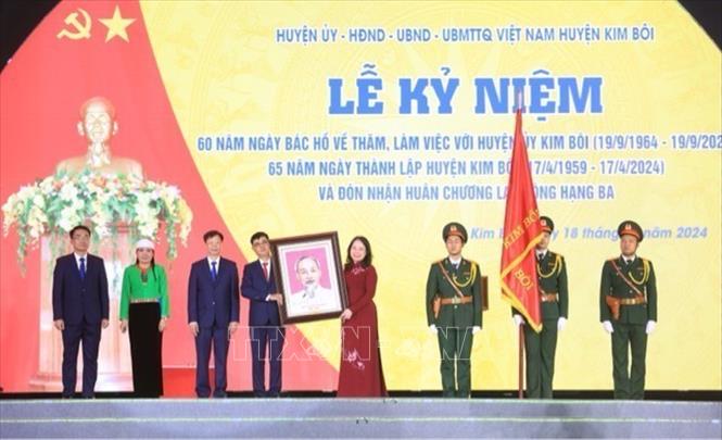 Phó Chủ tịch Võ Thị Ánh Xuân tặng quà cho cán bộ và nhân dân huyện Kim Bôi. Ảnh: Trọng Đạt-TTXVN