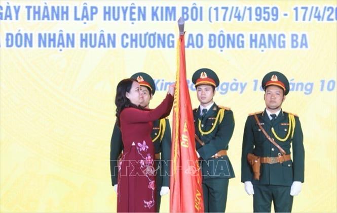 Phó Chủ tịch Võ Thị Ánh Xuân trao Huân chương Lao động hạng Ba cho cán bộ và nhân dân huyện Kim Bôi. Ảnh: Trọng Đạt-TTXVN