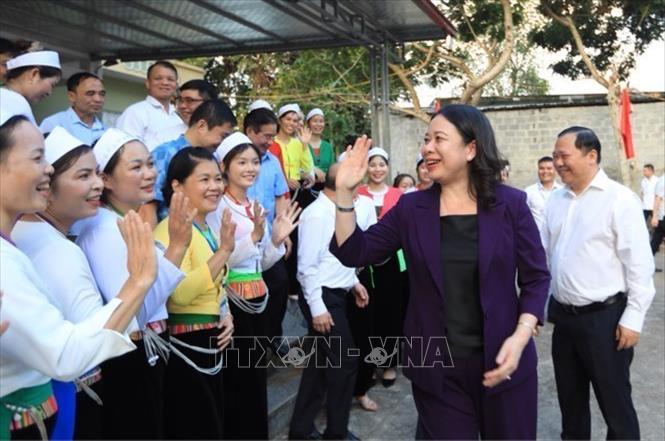 Phó Chủ tịch nước Võ Thị Ánh Xuân thăm hỏi người dân xóm Sống, xã Vĩnh Đồng huyện Kim Bôi. Ảnh: Trọng Đat-TTXVN