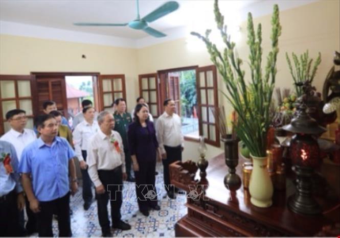 Phó Chủ tịch nước Võ Thị Ánh Xuân cùng lãnh đạo tỉnh Hoà Bình thăm khu di tích Bác Hồ về thăm và làm việc tại huyện Kim Bôi. Ảnh: Trọng Đạt-TTXVN