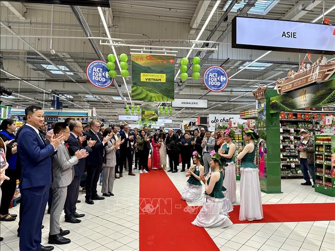 Một số tiết mục văn nghệ chào mừng Tuần hàng Việt Nam tại siêu thị Carrefour ở Pháp. Ảnh: Thu Hà - P/v TTXVN tại Pháp