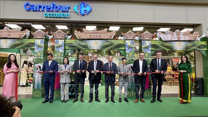 Các đại biểu cắt băng khánh thành Tuần hàng Việt Nam tại Đại siêu thị Carrefour Collégien, ngày 18/10. Ảnh: Thu Hà - P/v TTXVN tại Pháp