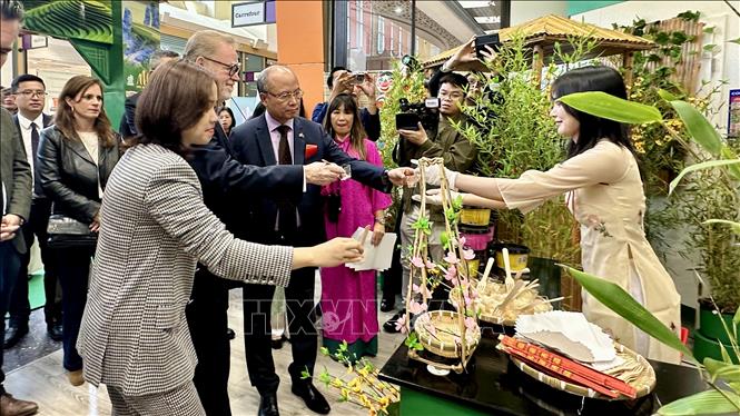 Khách tham quan trải nghiệm ẩm thực Việt Nam. Ảnh: Thu Hà - P/v TTXVN tại Pháp