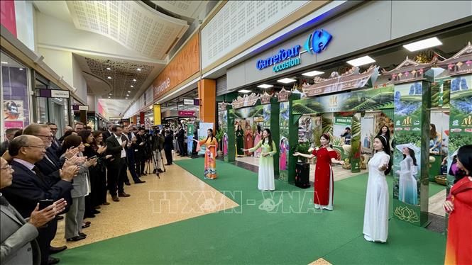 Một số tiết mục văn nghệ chào mừng Tuần hàng Việt Nam tại siêu thị Carrefour ở Pháp. Ảnh: Thu Hà - P/v TTXVN tại Pháp