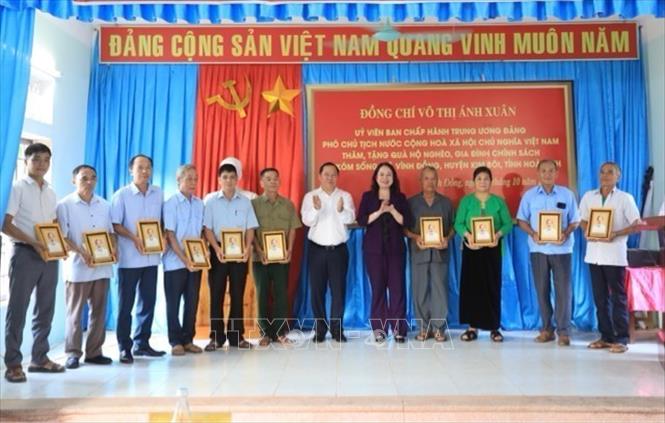 Phó Chủ tịch nước Võ Thị Ánh Xuân tặng quà nhân dân xóm Sống, xã Vĩnh Đồng, huyện Kim Bôi. Ảnh: Trọng Đạt-TTXVN