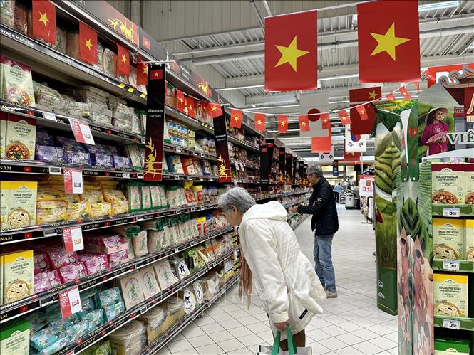 Khách hàng đang chọn mua sản phẩm Việt Nam. Ảnh: Thu Hà - P/v TTXVN tại Pháp