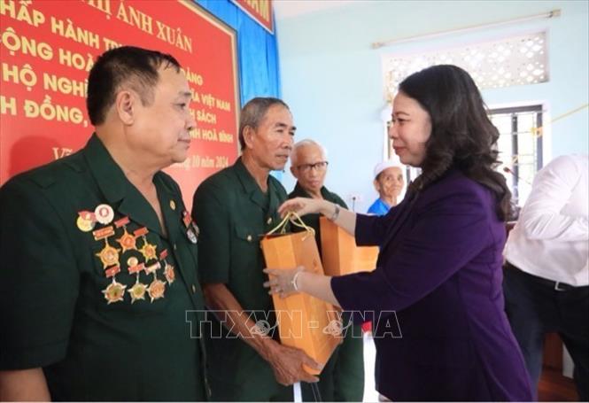 Phó Chủ tịch nước Võ Thị Ánh Xuân tặng quà người dân xóm Sống, xã Vĩnh Đồng, huyện Kim Bôi. Ảnh: Trọng Đạt-TTXVN