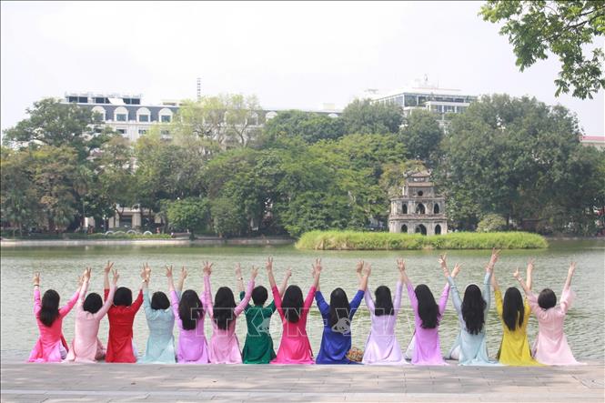 Những tà áo dài rực rỡ sắc màu trong dịp 20/10. Ảnh: Phương Anh/TTXVN phát