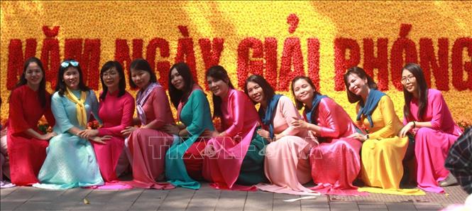 Những tà áo dài rực rỡ sắc màu trong dịp 20/10. Ảnh: Phương Anh/TTXVN phát