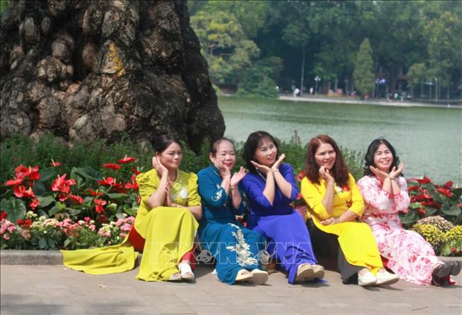 Những tà áo dài rực rỡ sắc màu trong dịp 20/10. Ảnh: Phương Anh/TTXVN phát