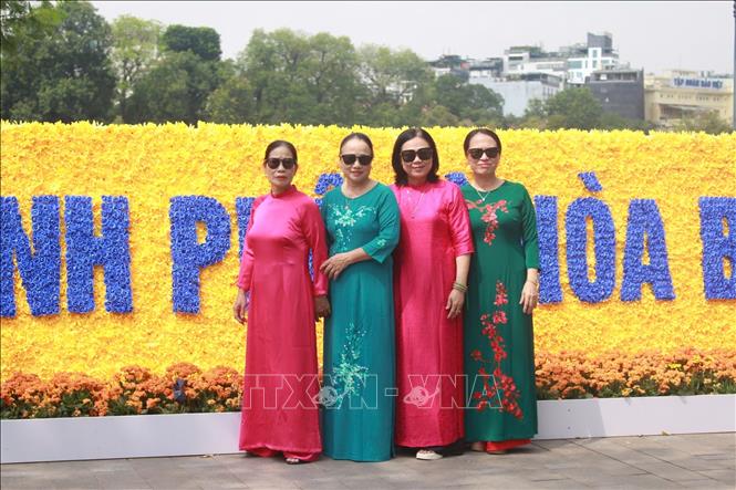 Những tà áo dài rực rỡ sắc màu trong dịp 20/10. Ảnh: Phương Anh/TTXVN phát