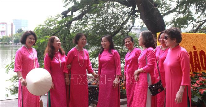 Những tà áo dài rực rỡ sắc màu trong dịp 20/10. Ảnh: Phương Anh/TTXVN phát