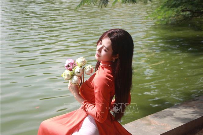 Áo dài tôn vinh vẻ đẹp người phụ nữ Việt Nam. Ảnh: Phương Anh/TTXVN phát