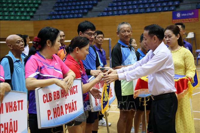 Giám đốc Trung tâm Thể dục Thể thao Đà Nẵng Trần Công Tự tặng cờ lưu niệm cho các đoàn vận động viên dự Giải. Ảnh: Trần Lê Lâm - TTXVN 
