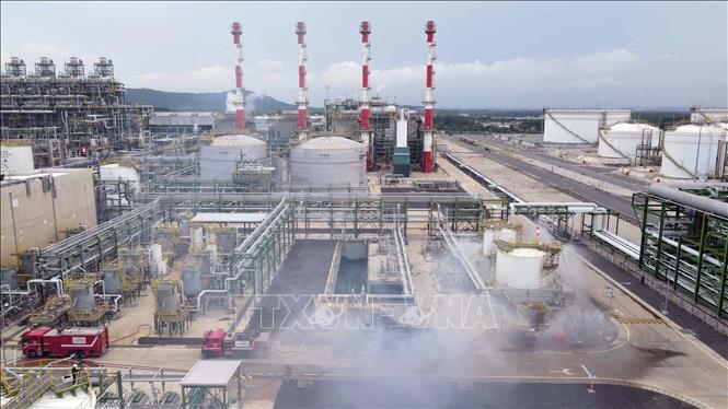 Phun nước hạn chế phát tán axit HCl ra không khí. Ảnh: Đoàn Mạnh Dương-TTXVN