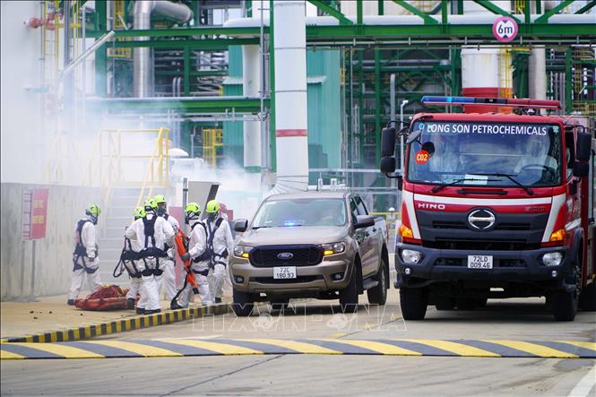Lực lượng xử lý sự cố hóa chất chuyên nghiệp triển khai đội hình tại hiện trường. Ảnh: Đoàn Mạnh Dương-TTXVN