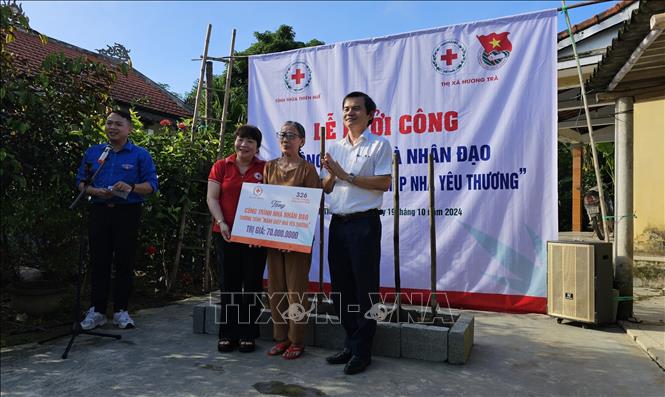 Trao hỗ trợ xây nhà cho bà Phạm Thị Gái. Ảnh: Mai Trang - TTXVN 