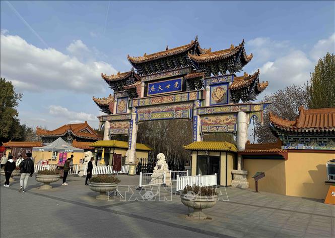 Cổng chùa Đại Phật Hồng Quang Sơn rộng 17 mét, cao 15,6 mét, nhìn rất hùng vĩ. Ảnh: Công Tuyên-PV TTXVN tại Trung Quốc
