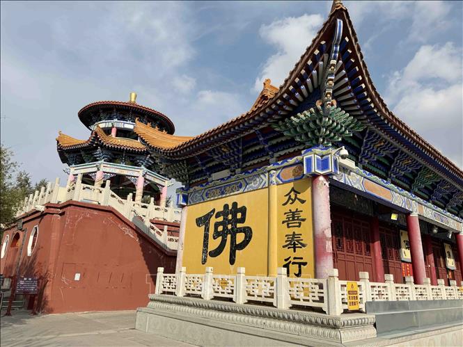 Trong khuôn viên chùa có nhiều công trình kiến trúc mang đậm phong cách phật giáo vùng Tây Bắc Trung Quốc. Ảnh: Công Tuyên-PV TTXVN tại Trung Quốc