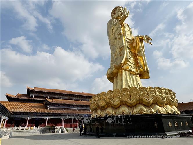 Điểm thu hút du khách trong và ngoài nước nhất là Đức Phật Thích Ca Mâu Ni mạ vàng được đặt trên bệ hình hoa sen có chiều cao 40m, là tượng Phật lớn nhất khu vực Tây Bắc và cũng là tượng Phật lớn thứ 3 châu Á. Ảnh: Công Tuyên-PV TTXVN tại Trung Quốc