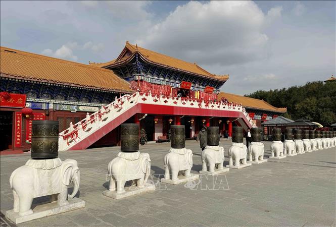 Trong khuôn viên chùa có nhiều công trình kiến trúc mang đậm phong cách phật giáo vùng Tây Bắc Trung Quốc. Ảnh: Công Tuyên-PV TTXVN tại Trung Quốc