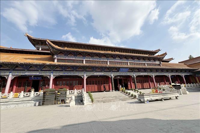 Trong khuôn viên chùa có nhiều công trình kiến trúc mang đậm phong cách phật giáo vùng Tây Bắc Trung Quốc. Ảnh: Công Tuyên-PV TTXVN tại Trung Quốc