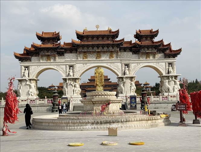 Trong khuôn viên chùa có nhiều công trình kiến trúc mang đậm phong cách phật giáo vùng Tây Bắc Trung Quốc. Ảnh: Công Tuyên-PV TTXVN tại Trung Quốc