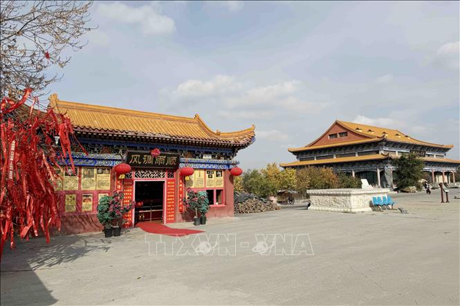Trong khuôn viên chùa có nhiều công trình kiến trúc mang đậm phong cách phật giáo vùng Tây Bắc Trung Quốc. Ảnh: Công Tuyên-PV TTXVN tại Trung Quốc
