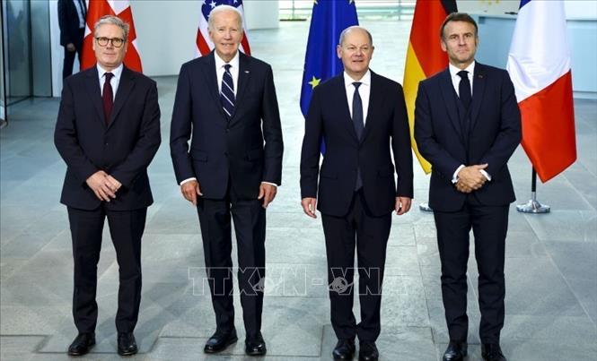 (Từ trái sang) Thủ tướng Anh Keir Starmer, Tổng thống Mỹ Joe Biden, Thủ tướng Đức Olaf Scholz và Tổng thống Pháp Emmanuel Macron trong cuộc gặp tại Berlin, ngày 18/10/2024. Ảnh: DPA/TTXVN