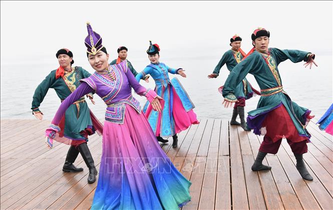 Điệu múa đặc sắc của các cô gái, chàng trai Duy Ngô Nhĩ bên bờ hồ Sailimu rộng lớn. Ảnh: Quang Hưng-Pv TTXVN tại Trung Quốc