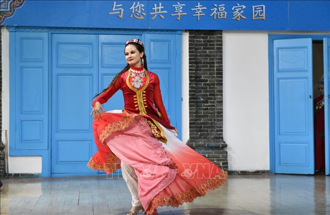Cô gái Duy Ngô Nhĩ mặc trang phục truyền thống nhảy múa thể hiện sự nồng nhiệt khi có khách quý đến chơi. Ảnh: Quang Hưng-Pv TTXVN tại Trung Quốc