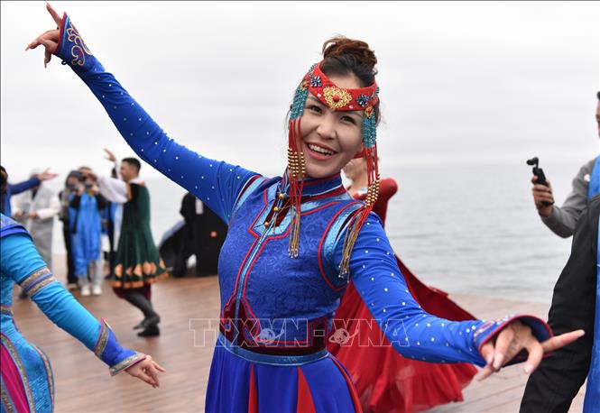 Nụ cười rạng rỡ và trang phục đặc trưng của cô gái Duy Ngô Nhĩ khi múa hát. Ảnh: Quang Hưng-Pv TTXVN tại Trung Quốc