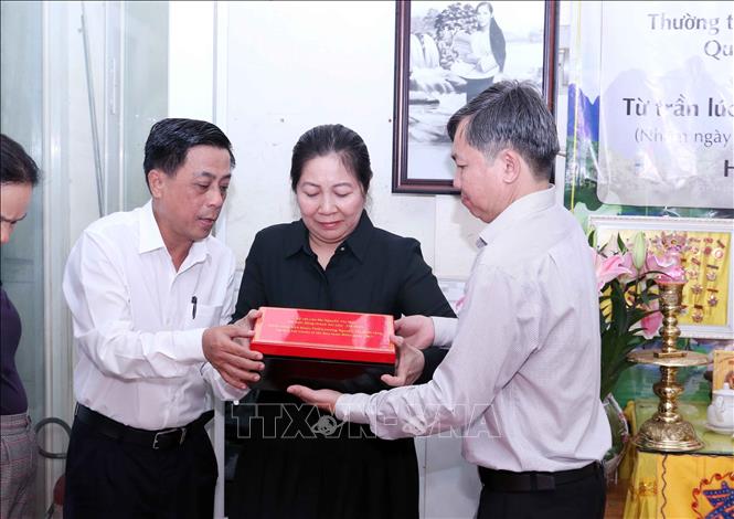 Ông Trần Vũ Bình (ngoài cùng bên trái), người sáng lập Bảo tàng Biệt động Sài Gòn-Gia Định và bà Nguyễn Thị Bích Hoa, Trưởng phòng Nghiệp vụ Bảo tàng Biệt động Sài Gòn - Gia Định tiếp nhận hiện vật lịch sử do thân nhân cố chiến sỹ biệt động Nguyễn Thị Mai trao tặng. Ảnh: Xuân Khu-TTXVN