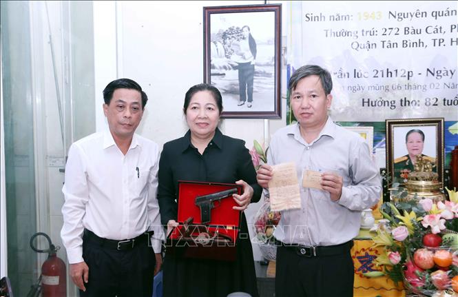 Tếp nhận hiện vật lịch sử do thân nhân cố chiến sỹ biệt động Nguyễn Thị Mai trao tặng. Ảnh: Xuân Khu-TTXVN